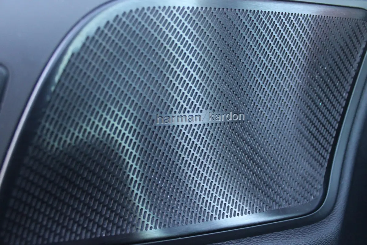 2.0 B5 250PK AUTOMAAT R-DESIGN 20'' | PANORAMISCH SCHUIF/KANTELDAK | PREMIUM AUDIO BY HARMAN KARDON | 20" 5-TRIPPLE SPAAKS BLACK/DIAMAND CUT LICHTMETALEN VELGEN | BLINDSPOT INFOMATION SYSTEM