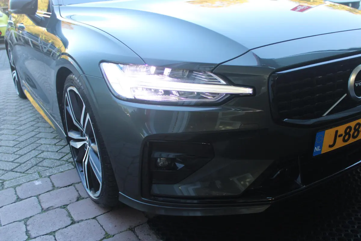 2.0 B5 250PK AUTOMAAT R-DESIGN 20'' | PANORAMISCH SCHUIF/KANTELDAK | PREMIUM AUDIO BY HARMAN KARDON | 20" 5-TRIPPLE SPAAKS BLACK/DIAMAND CUT LICHTMETALEN VELGEN | BLINDSPOT INFOMATION SYSTEM