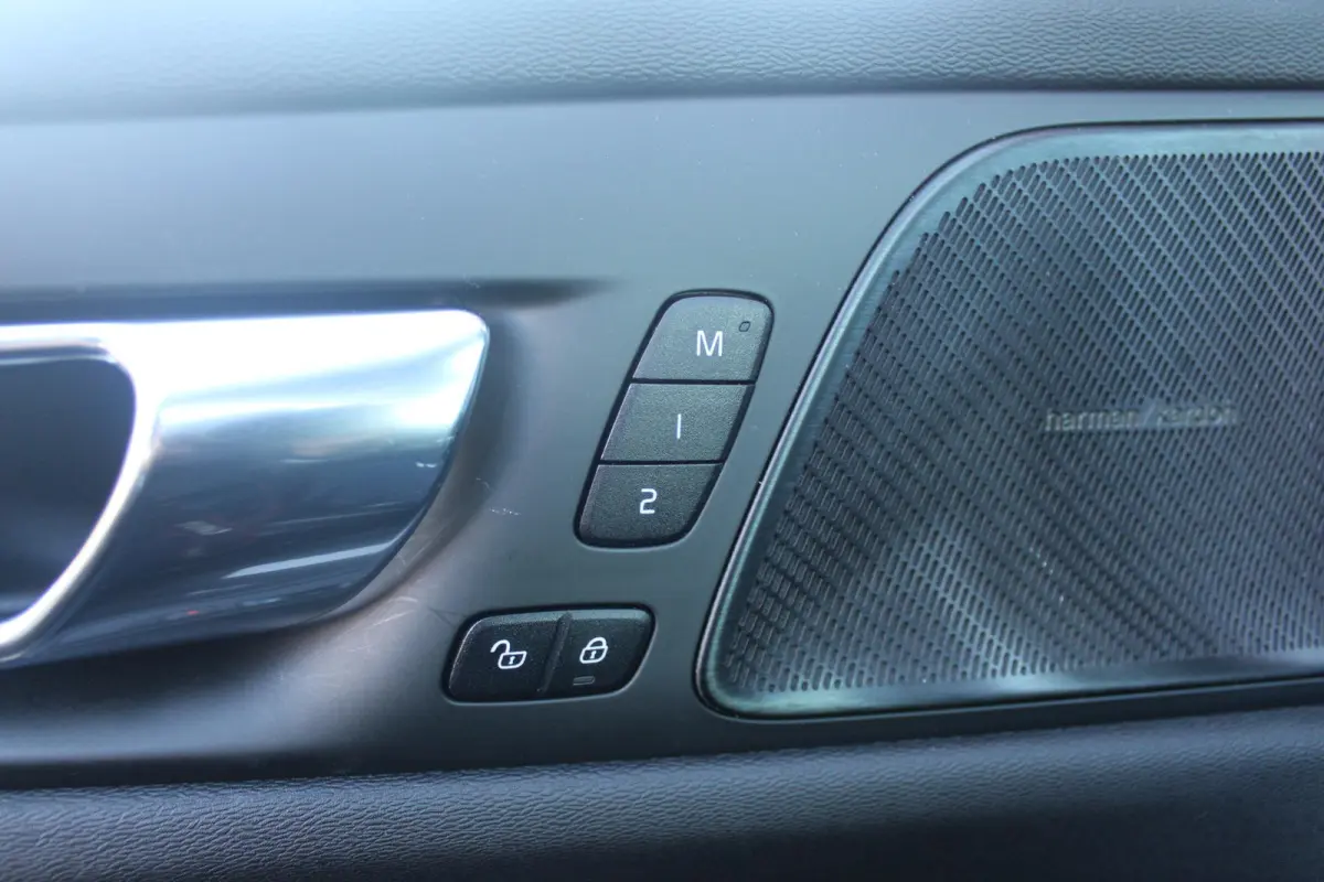 2.0 B5 250PK AUTOMAAT R-DESIGN 20'' | PANORAMISCH SCHUIF/KANTELDAK | PREMIUM AUDIO BY HARMAN KARDON | 20" 5-TRIPPLE SPAAKS BLACK/DIAMAND CUT LICHTMETALEN VELGEN | BLINDSPOT INFOMATION SYSTEM