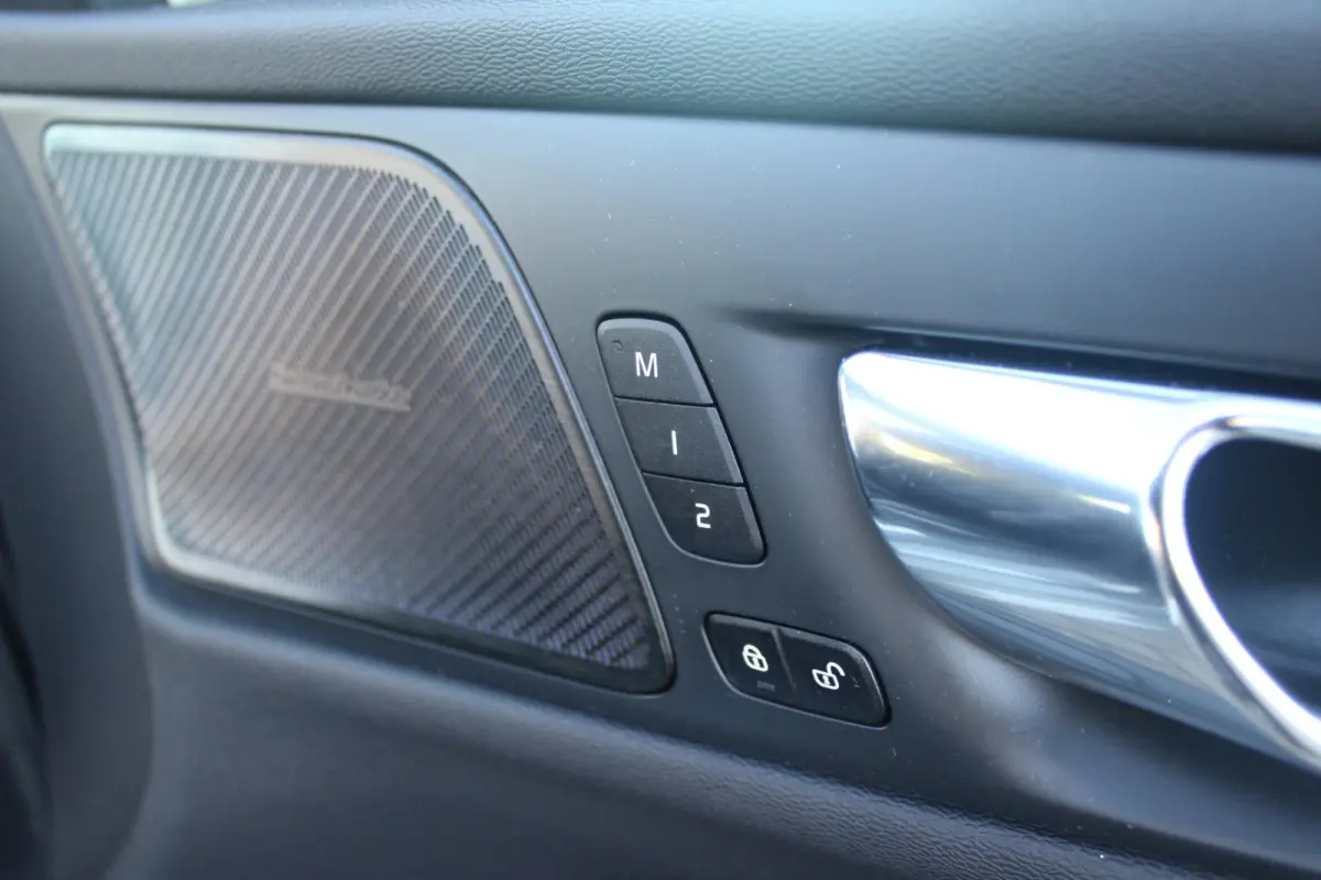 2.0 B5 250PK AUTOMAAT R-DESIGN 20'' | PANORAMISCH SCHUIF/KANTELDAK | PREMIUM AUDIO BY HARMAN KARDON | 20" 5-TRIPPLE SPAAKS BLACK/DIAMAND CUT LICHTMETALEN VELGEN | BLINDSPOT INFOMATION SYSTEM
