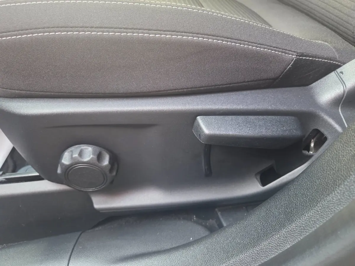 2.5 PHEV Titanium Navigatie/ Parkeersensoren V + A/ Stoelverwarming/ Rijklaarpijs!