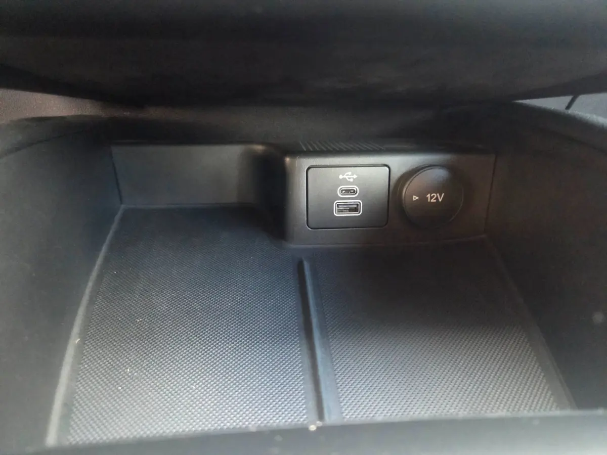 2.5 PHEV Titanium Navigatie/ Parkeersensoren V + A/ Stoelverwarming/ Rijklaarpijs!