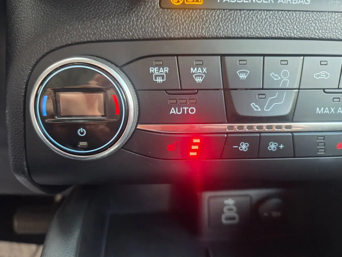2.5 PHEV Titanium Navigatie/ Parkeersensoren V + A/ Stoelverwarming/ Rijklaarpijs!