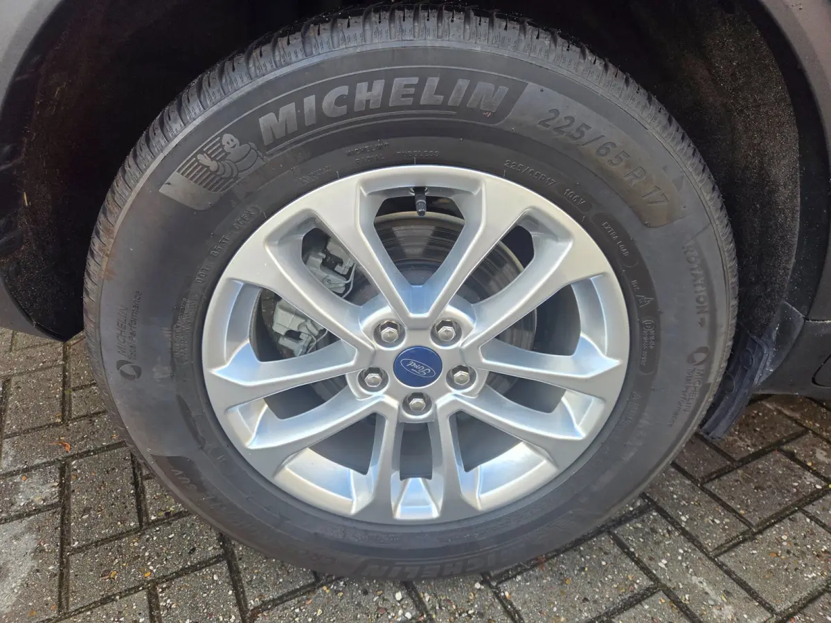 2.5 PHEV Titanium Navigatie/ Parkeersensoren V + A/ Stoelverwarming/ Rijklaarpijs!