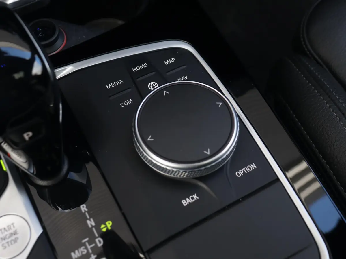 M135i xDrive | High Executive | Panodak | M Sportstoelen | Harman Kardon | Elektr. Stoelen | Driving Assistant | Head-Up | Adaptive Cruise Control | M-Performance | 19'' LMV