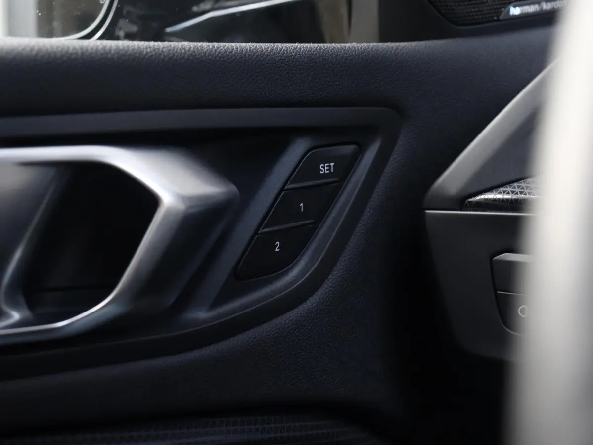 M135i xDrive | High Executive | Panodak | M Sportstoelen | Harman Kardon | Elektr. Stoelen | Driving Assistant | Head-Up | Adaptive Cruise Control | M-Performance | 19'' LMV