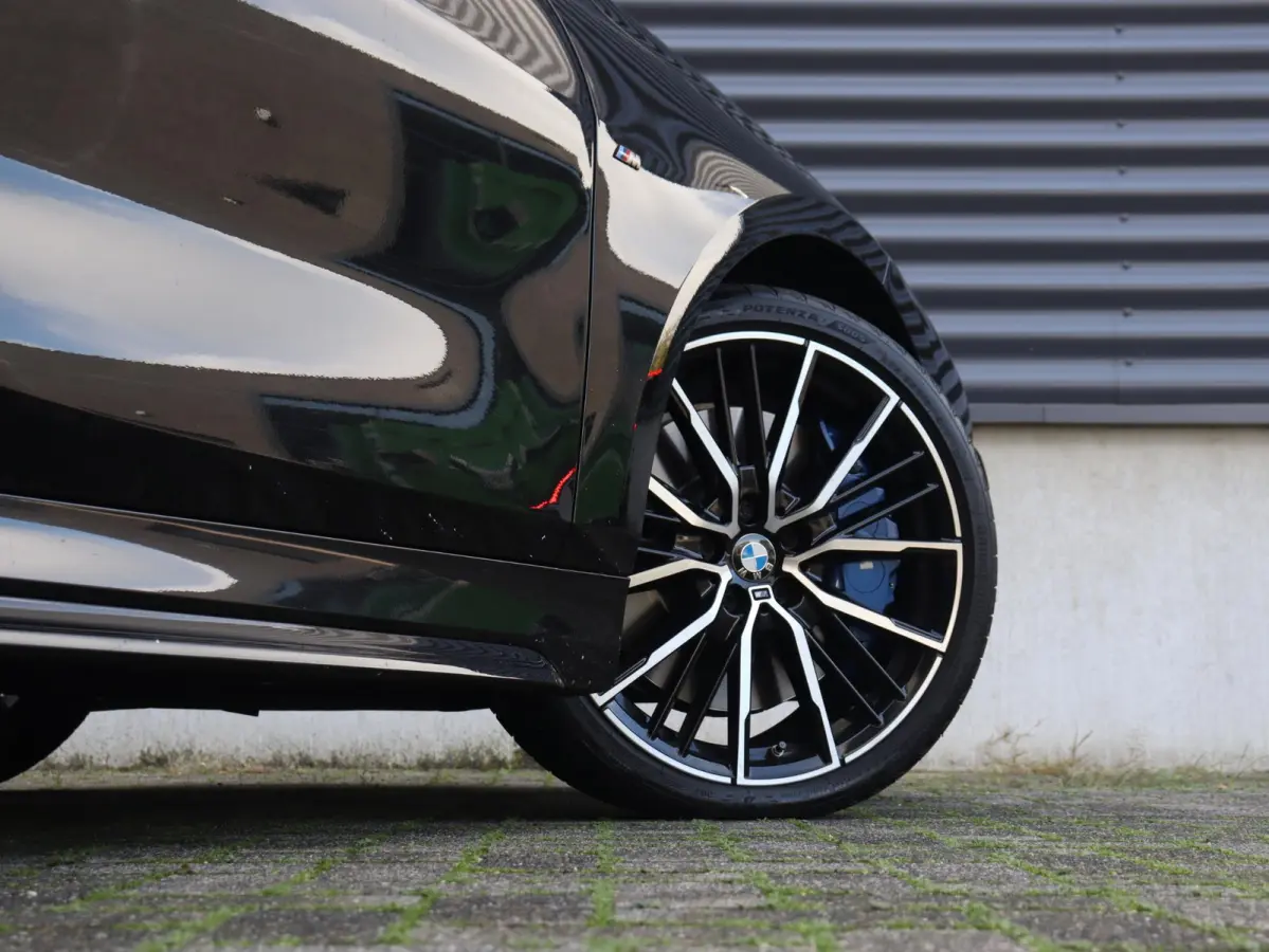 M135i xDrive | High Executive | Panodak | M Sportstoelen | Harman Kardon | Elektr. Stoelen | Driving Assistant | Head-Up | Adaptive Cruise Control | M-Performance | 19'' LMV