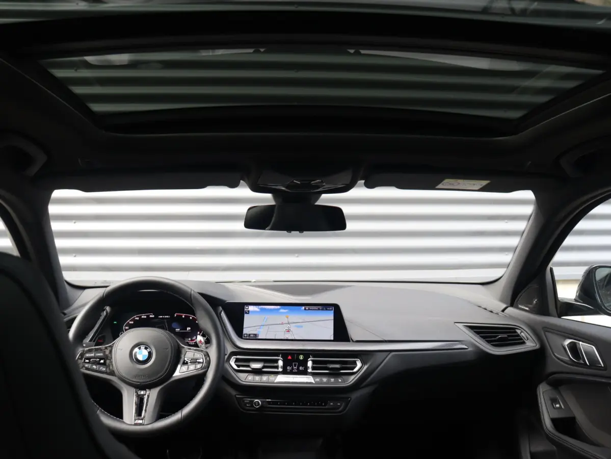 M135i xDrive | High Executive | Panodak | M Sportstoelen | Harman Kardon | Elektr. Stoelen | Driving Assistant | Head-Up | Adaptive Cruise Control | M-Performance | 19'' LMV