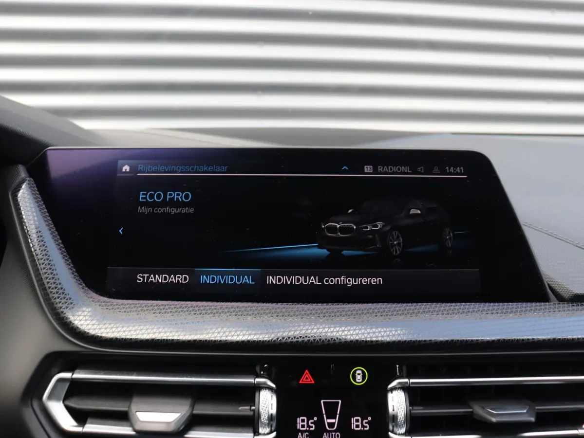 M135i xDrive | High Executive | Panodak | M Sportstoelen | Harman Kardon | Elektr. Stoelen | Driving Assistant | Head-Up | Adaptive Cruise Control | M-Performance | 19'' LMV