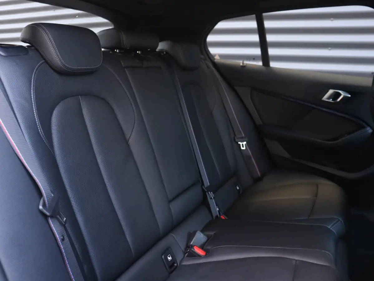 M135i xDrive | High Executive | Panodak | M Sportstoelen | Harman Kardon | Elektr. Stoelen | Driving Assistant | Head-Up | Adaptive Cruise Control | M-Performance | 19'' LMV