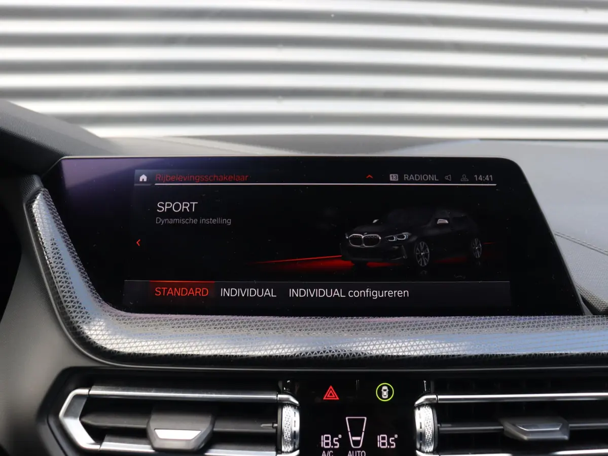 M135i xDrive | High Executive | Panodak | M Sportstoelen | Harman Kardon | Elektr. Stoelen | Driving Assistant | Head-Up | Adaptive Cruise Control | M-Performance | 19'' LMV