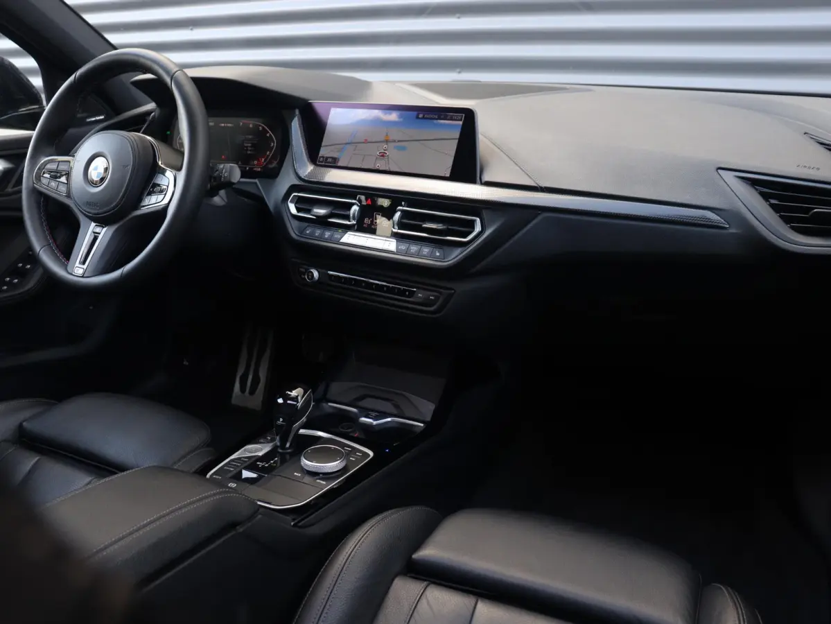 M135i xDrive | High Executive | Panodak | M Sportstoelen | Harman Kardon | Elektr. Stoelen | Driving Assistant | Head-Up | Adaptive Cruise Control | M-Performance | 19'' LMV