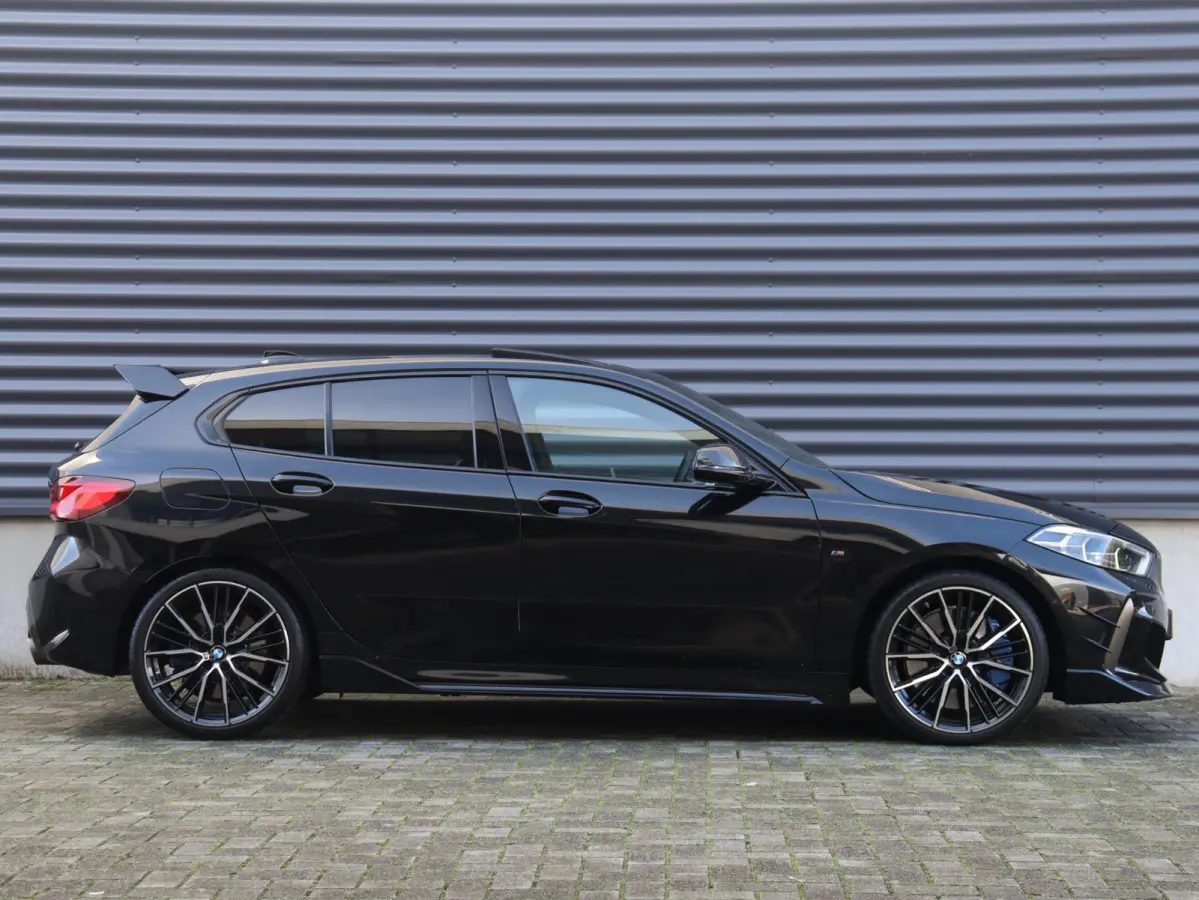 M135i xDrive | High Executive | Panodak | M Sportstoelen | Harman Kardon | Elektr. Stoelen | Driving Assistant | Head-Up | Adaptive Cruise Control | M-Performance | 19'' LMV