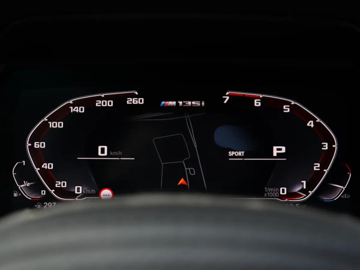 M135i xDrive | High Executive | Panodak | M Sportstoelen | Harman Kardon | Elektr. Stoelen | Driving Assistant | Head-Up | Adaptive Cruise Control | M-Performance | 19'' LMV
