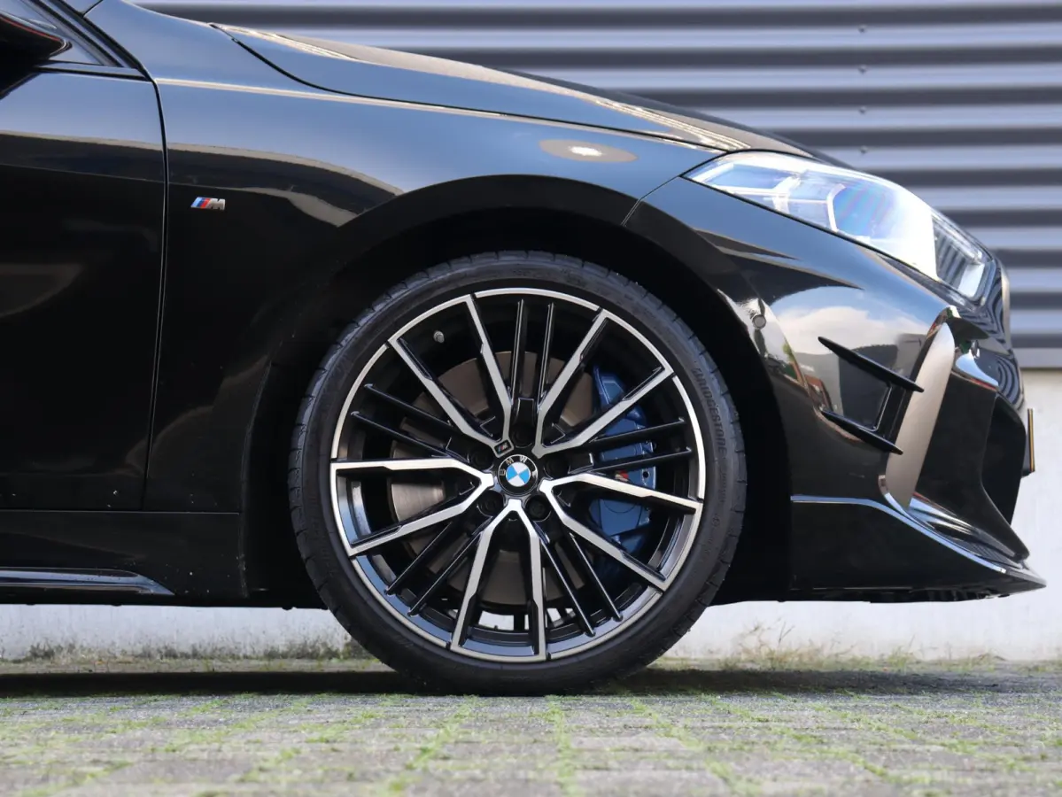 M135i xDrive | High Executive | Panodak | M Sportstoelen | Harman Kardon | Elektr. Stoelen | Driving Assistant | Head-Up | Adaptive Cruise Control | M-Performance | 19'' LMV