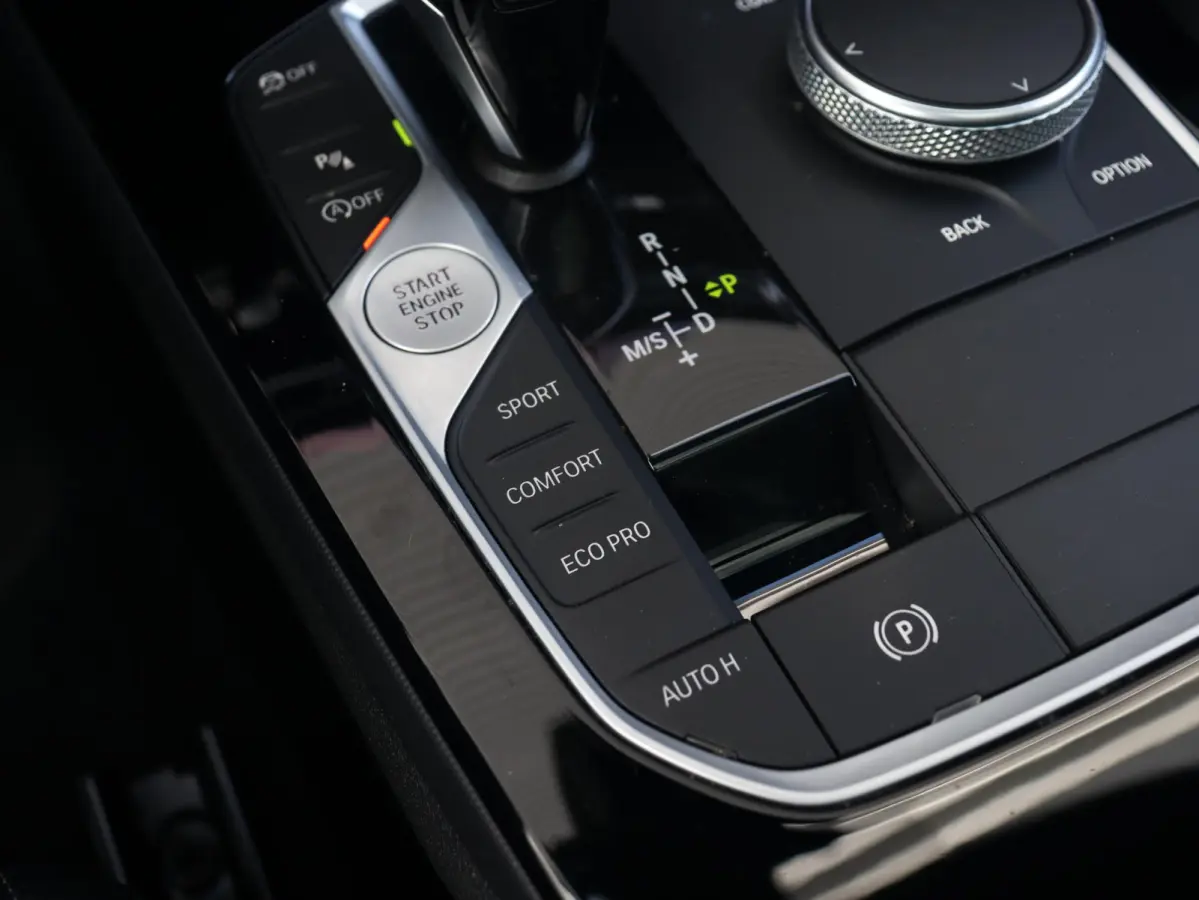 M135i xDrive | High Executive | Panodak | M Sportstoelen | Harman Kardon | Elektr. Stoelen | Driving Assistant | Head-Up | Adaptive Cruise Control | M-Performance | 19'' LMV