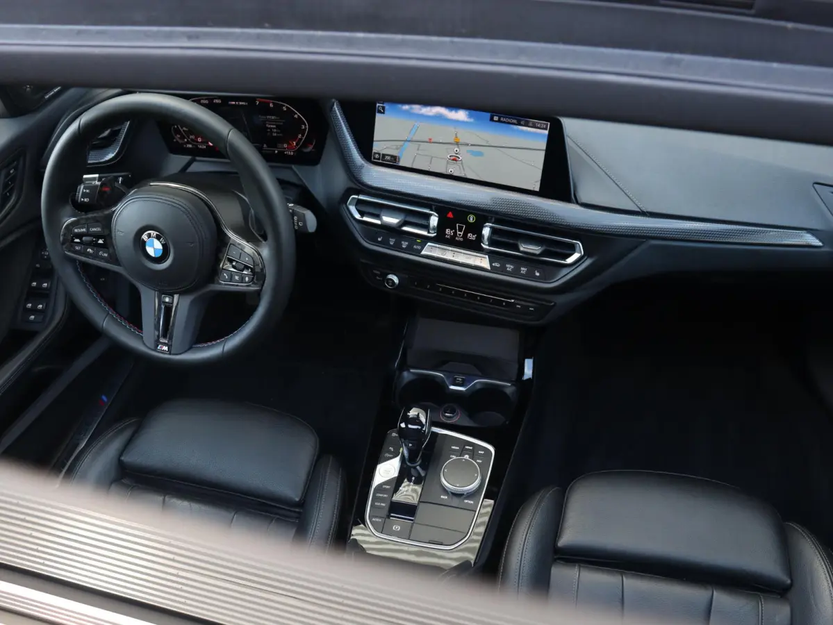 M135i xDrive | High Executive | Panodak | M Sportstoelen | Harman Kardon | Elektr. Stoelen | Driving Assistant | Head-Up | Adaptive Cruise Control | M-Performance | 19'' LMV