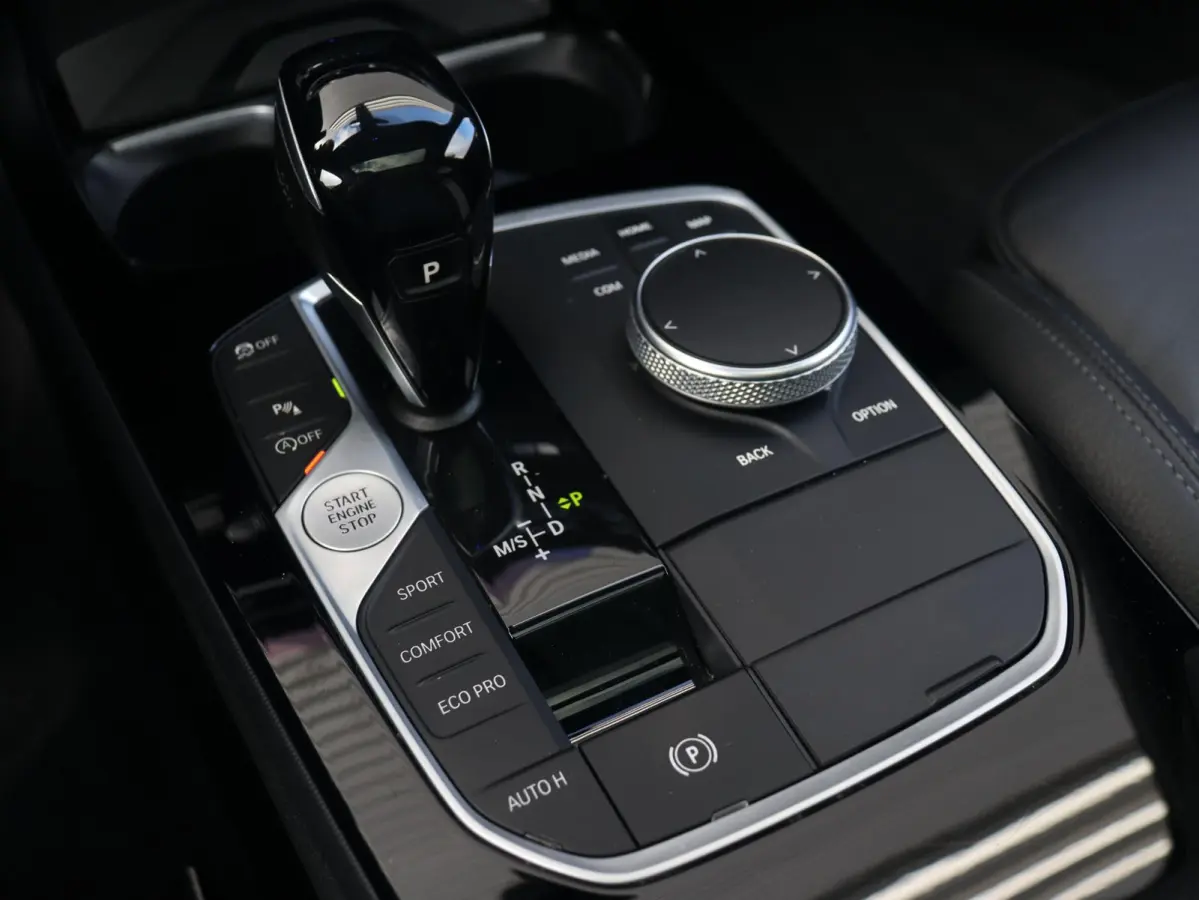 M135i xDrive | High Executive | Panodak | M Sportstoelen | Harman Kardon | Elektr. Stoelen | Driving Assistant | Head-Up | Adaptive Cruise Control | M-Performance | 19'' LMV