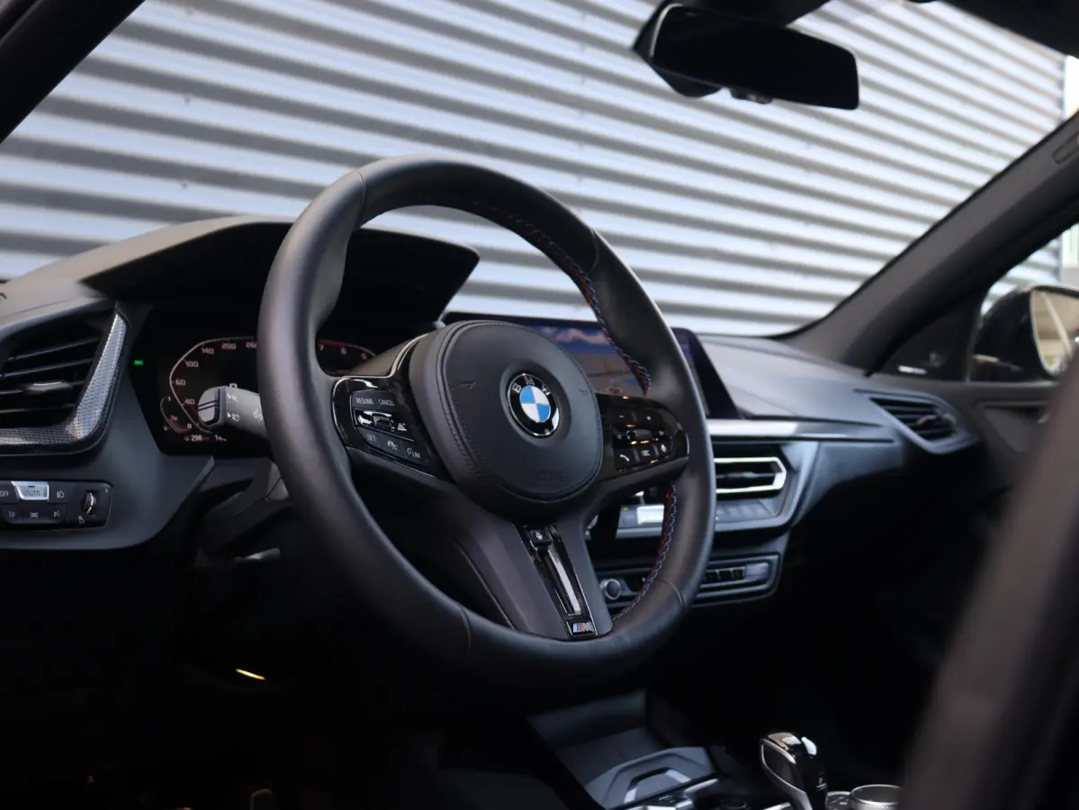 M135i xDrive | High Executive | Panodak | M Sportstoelen | Harman Kardon | Elektr. Stoelen | Driving Assistant | Head-Up | Adaptive Cruise Control | M-Performance | 19'' LMV