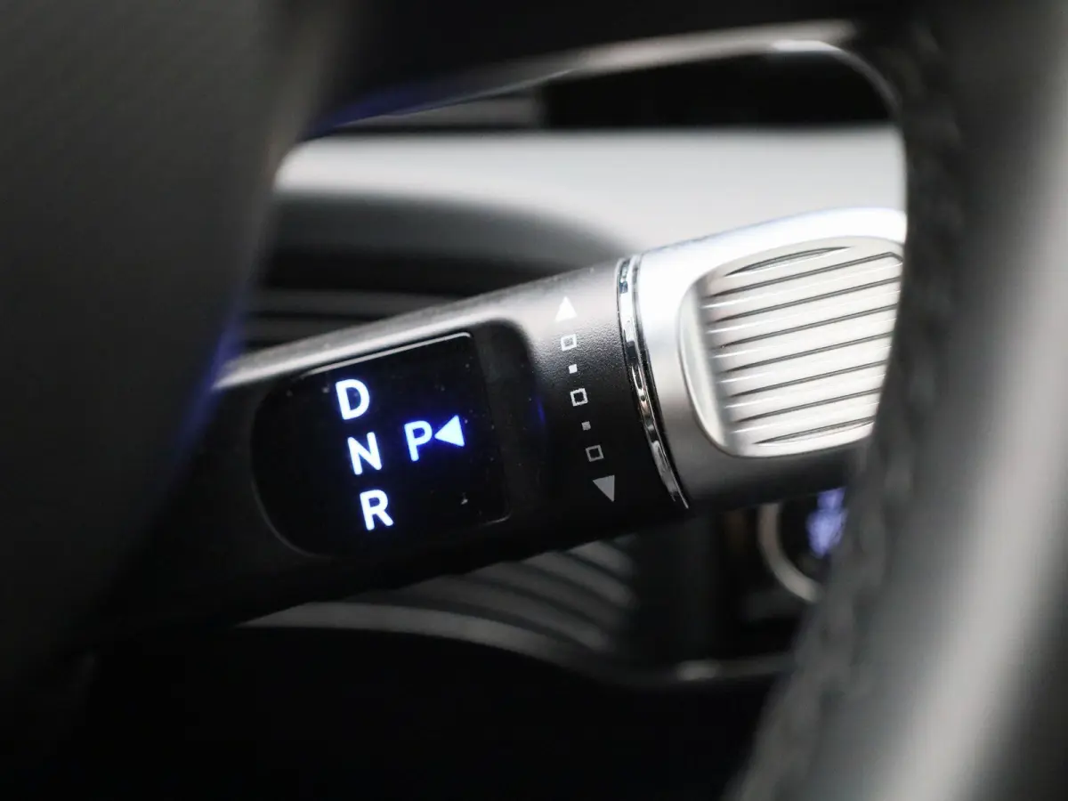 Core | 84 kWh | CAMERA | NAVIGATIE | KEYLESS | CLIMATE CONTROL | ADAPTIEF CRUISECONTROL |