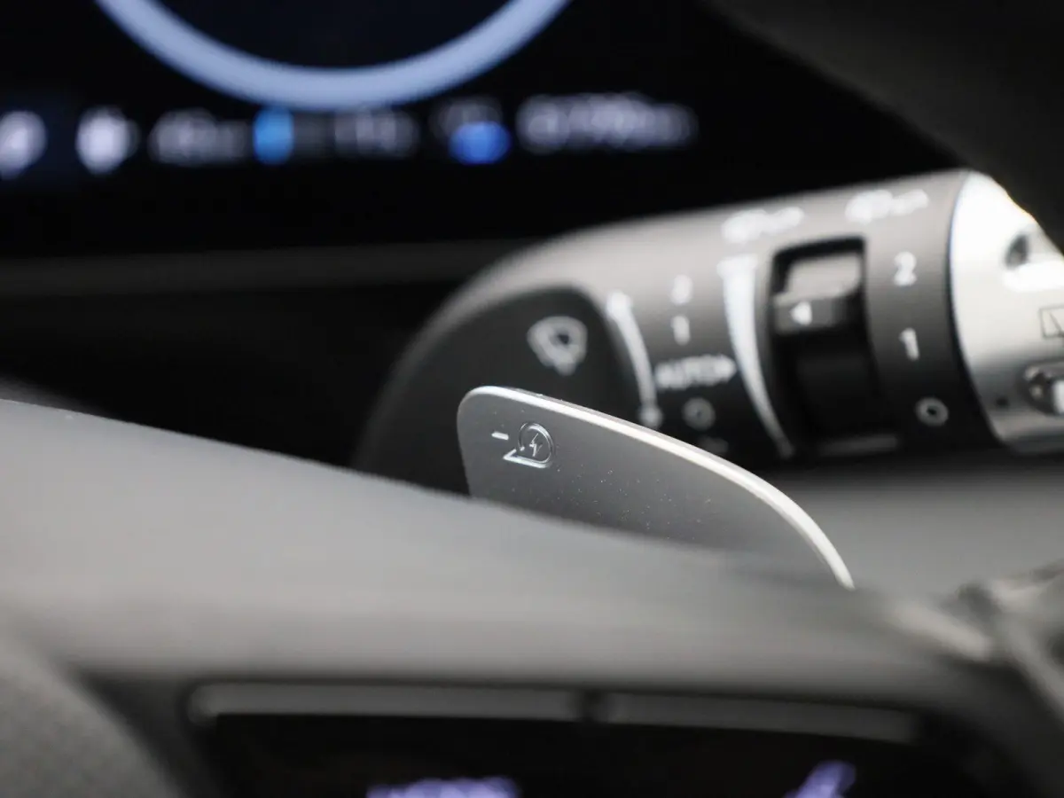 Core | 84 kWh | CAMERA | NAVIGATIE | KEYLESS | CLIMATE CONTROL | ADAPTIEF CRUISECONTROL |