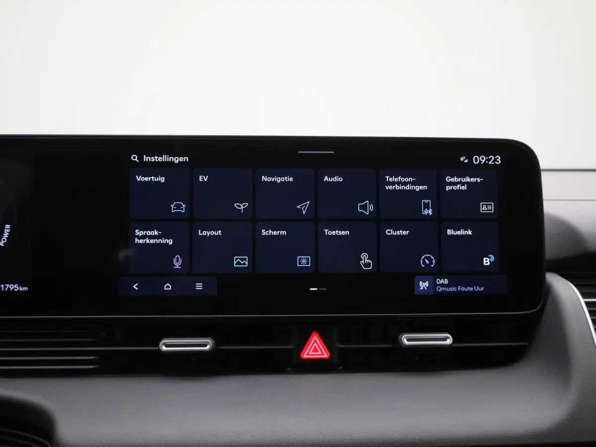 Core | 84 kWh | CAMERA | NAVIGATIE | KEYLESS | CLIMATE CONTROL | ADAPTIEF CRUISECONTROL |
