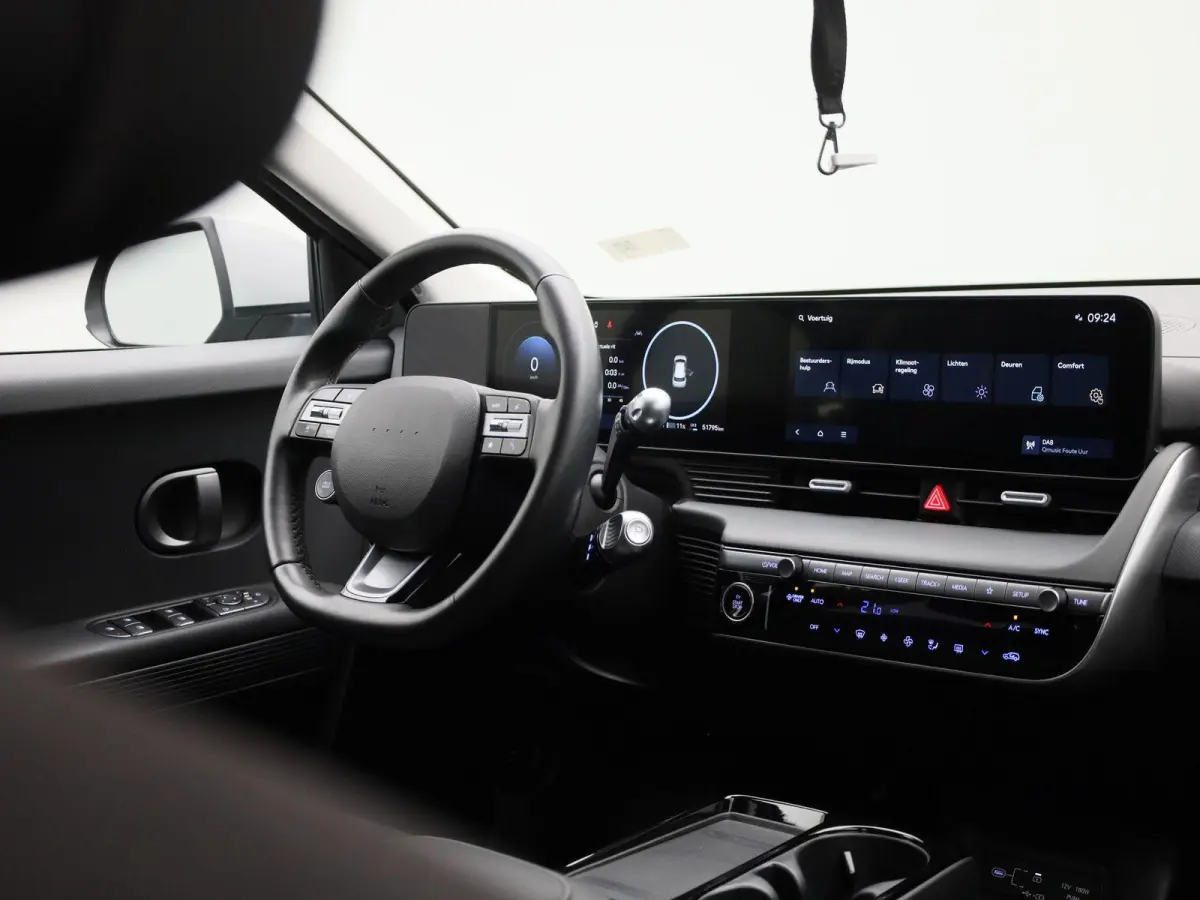 Core | 84 kWh | CAMERA | NAVIGATIE | KEYLESS | CLIMATE CONTROL | ADAPTIEF CRUISECONTROL |
