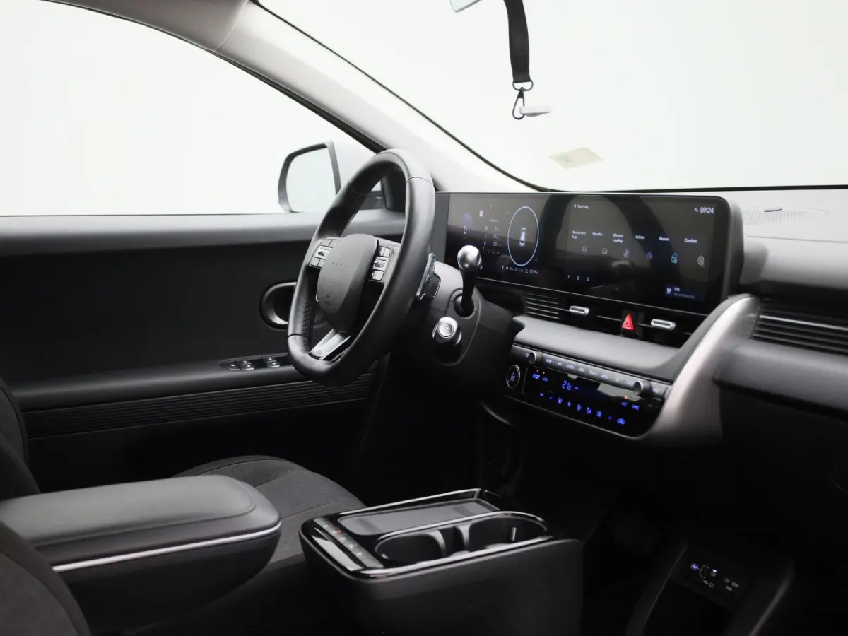 Core | 84 kWh | CAMERA | NAVIGATIE | KEYLESS | CLIMATE CONTROL | ADAPTIEF CRUISECONTROL |