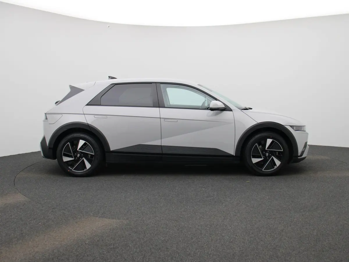Core | 84 kWh | CAMERA | NAVIGATIE | KEYLESS | CLIMATE CONTROL | ADAPTIEF CRUISECONTROL |