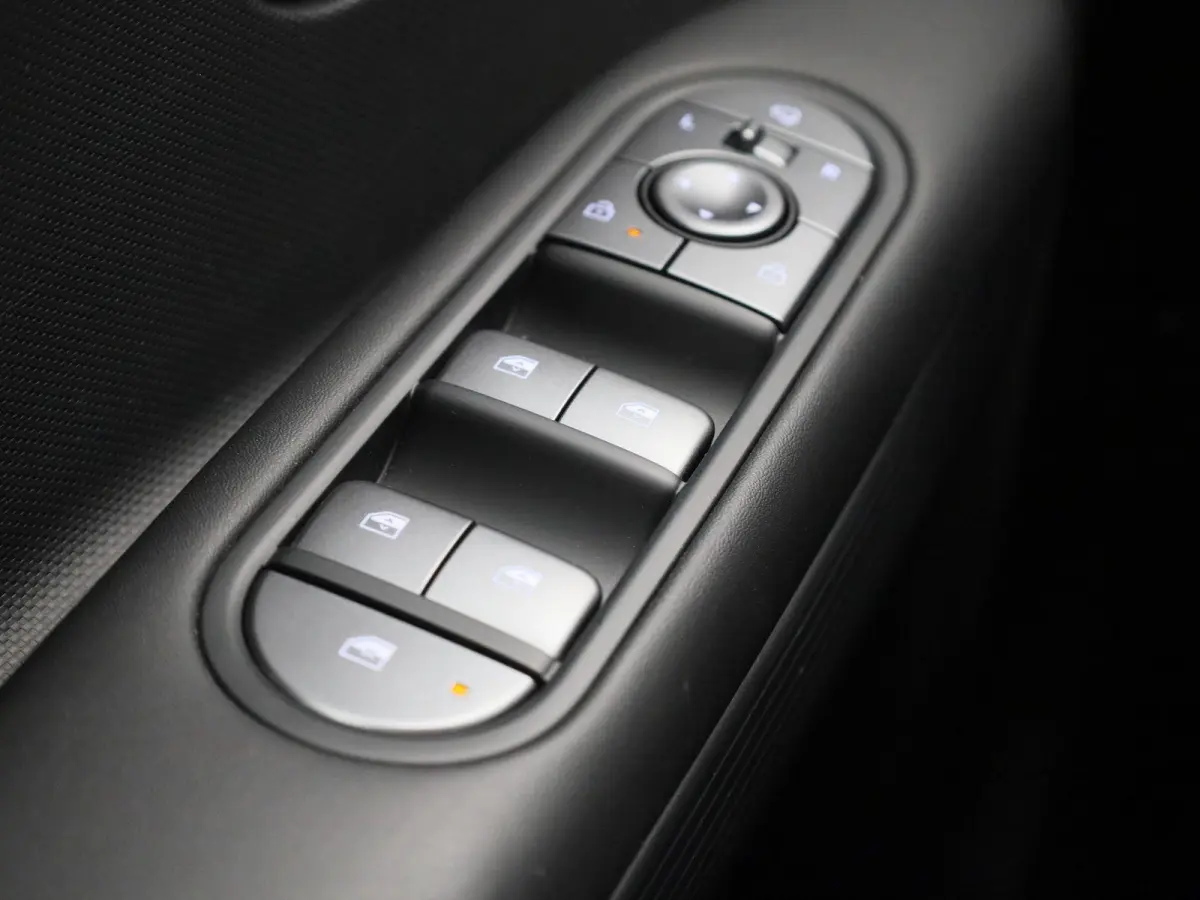 Core | 84 kWh | CAMERA | NAVIGATIE | KEYLESS | CLIMATE CONTROL | ADAPTIEF CRUISECONTROL |
