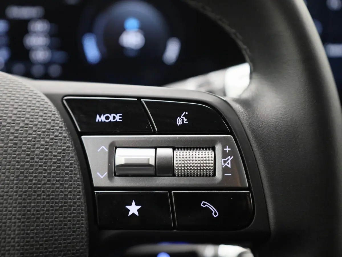 Core | 84 kWh | CAMERA | NAVIGATIE | KEYLESS | CLIMATE CONTROL | ADAPTIEF CRUISECONTROL |