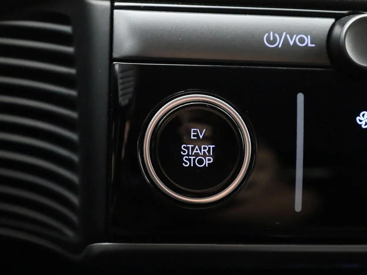 Core | 84 kWh | CAMERA | NAVIGATIE | KEYLESS | CLIMATE CONTROL | ADAPTIEF CRUISECONTROL |