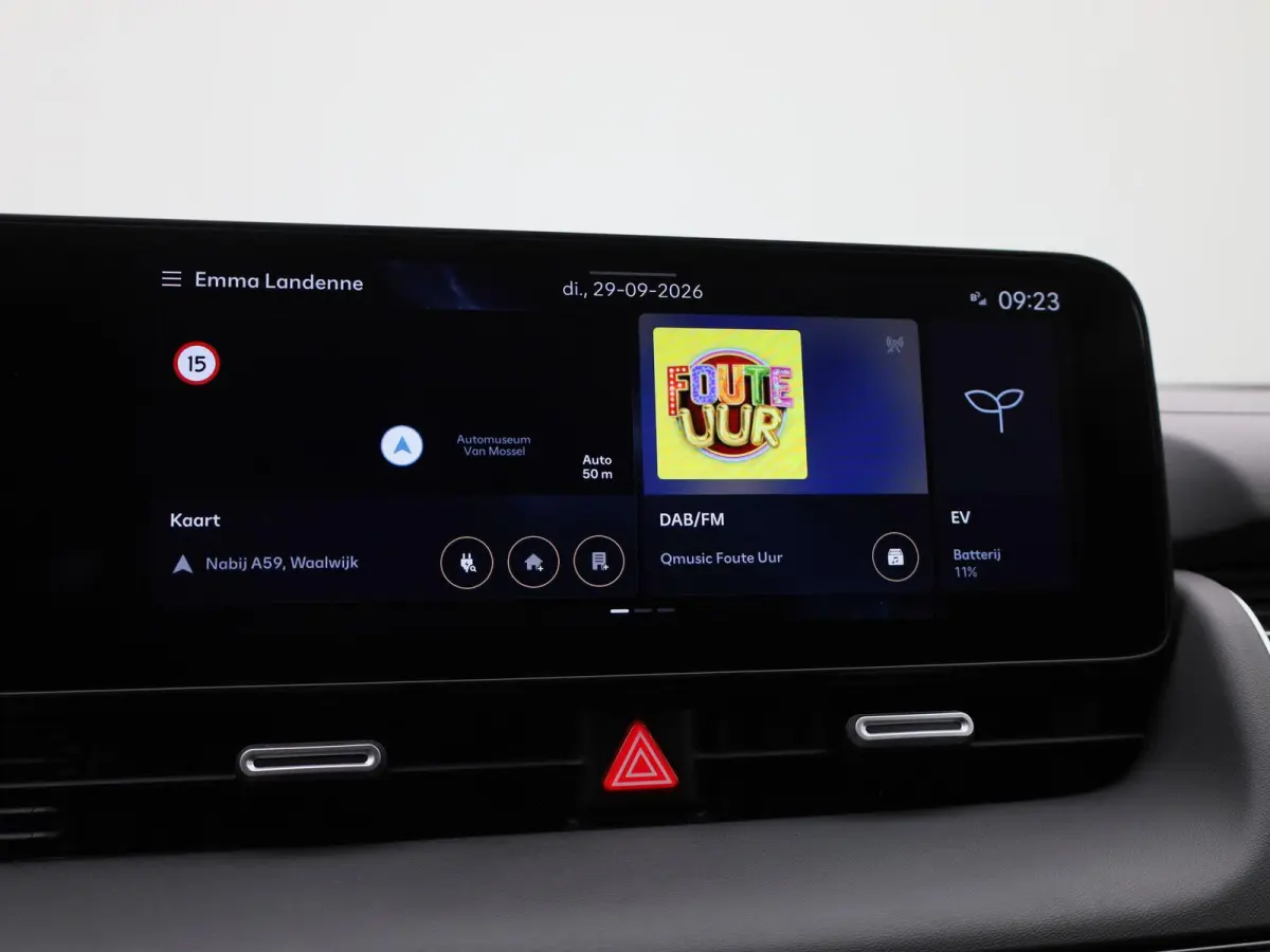 Core | 84 kWh | CAMERA | NAVIGATIE | KEYLESS | CLIMATE CONTROL | ADAPTIEF CRUISECONTROL |