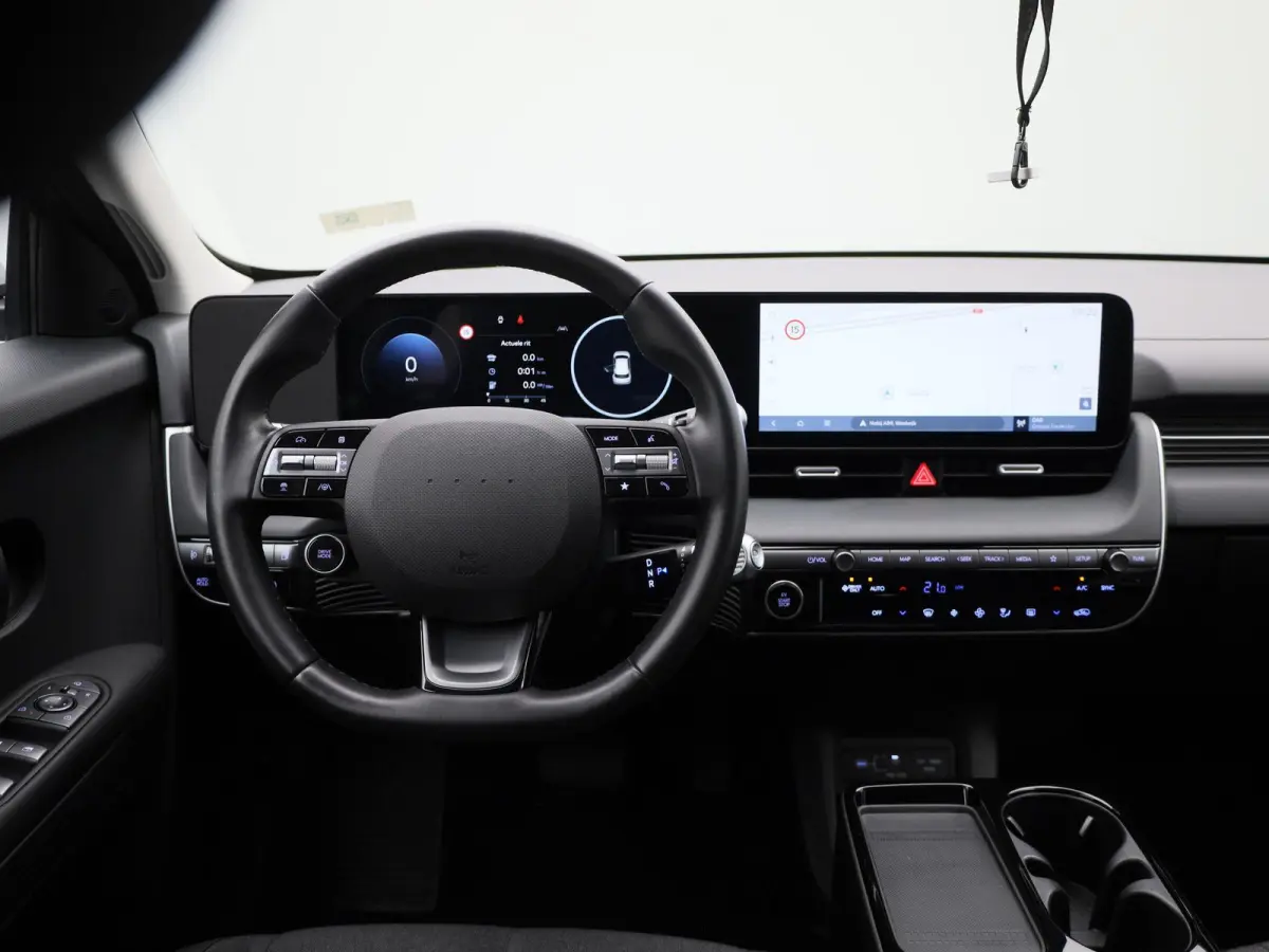 Core | 84 kWh | CAMERA | NAVIGATIE | KEYLESS | CLIMATE CONTROL | ADAPTIEF CRUISECONTROL |
