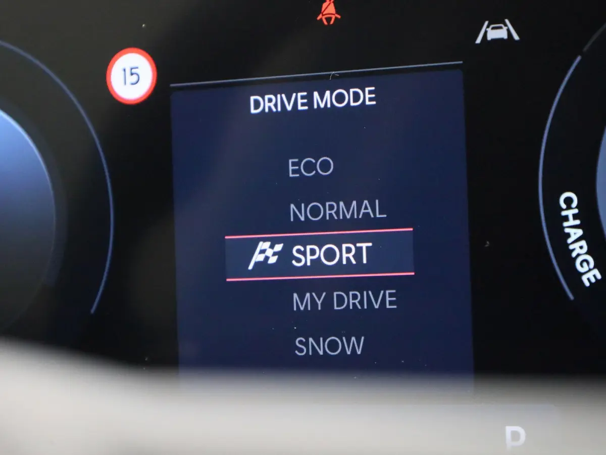 Core | 84 kWh | CAMERA | NAVIGATIE | KEYLESS | CLIMATE CONTROL | ADAPTIEF CRUISECONTROL |