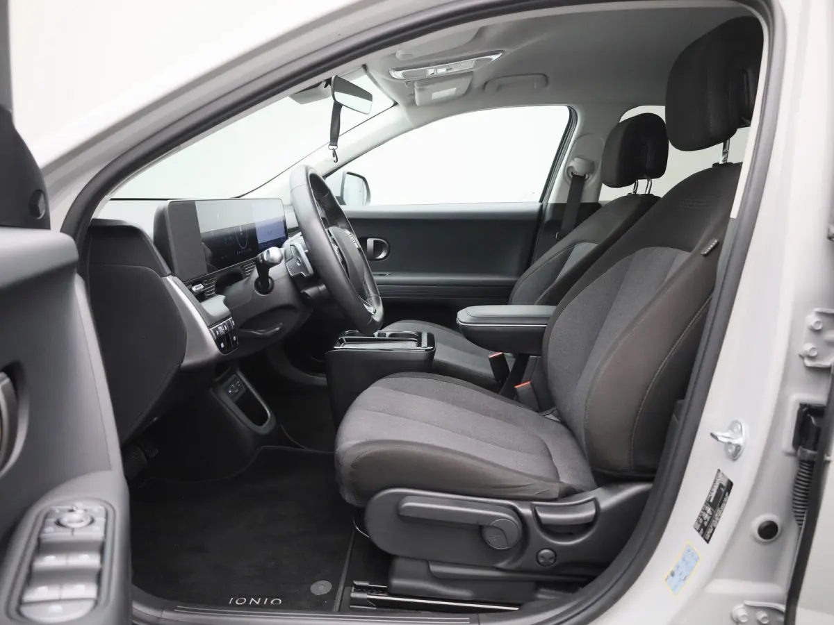 Core | 84 kWh | CAMERA | NAVIGATIE | KEYLESS | CLIMATE CONTROL | ADAPTIEF CRUISECONTROL |