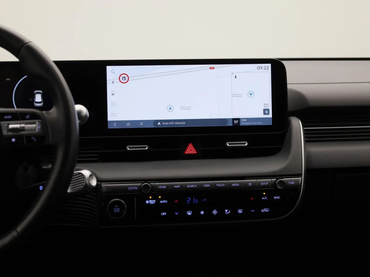 Core | 84 kWh | CAMERA | NAVIGATIE | KEYLESS | CLIMATE CONTROL | ADAPTIEF CRUISECONTROL |