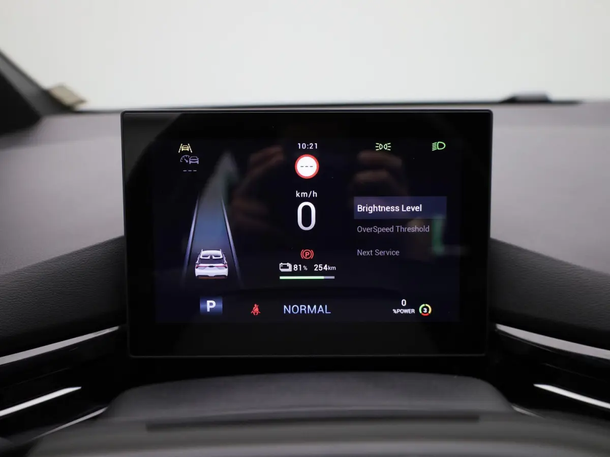 Standard 51 kWh | Navigatie | Apple Carplay / Android Auto | Stoel/Stuur verwarming | Virtual Cockpit | Parkeersensoren | Climate Control |