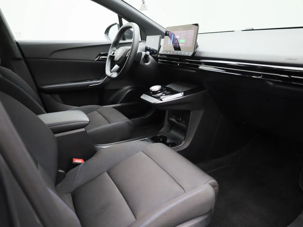 Standard 51 kWh | Navigatie | Apple Carplay / Android Auto | Stoel/Stuur verwarming | Virtual Cockpit | Parkeersensoren | Climate Control |
