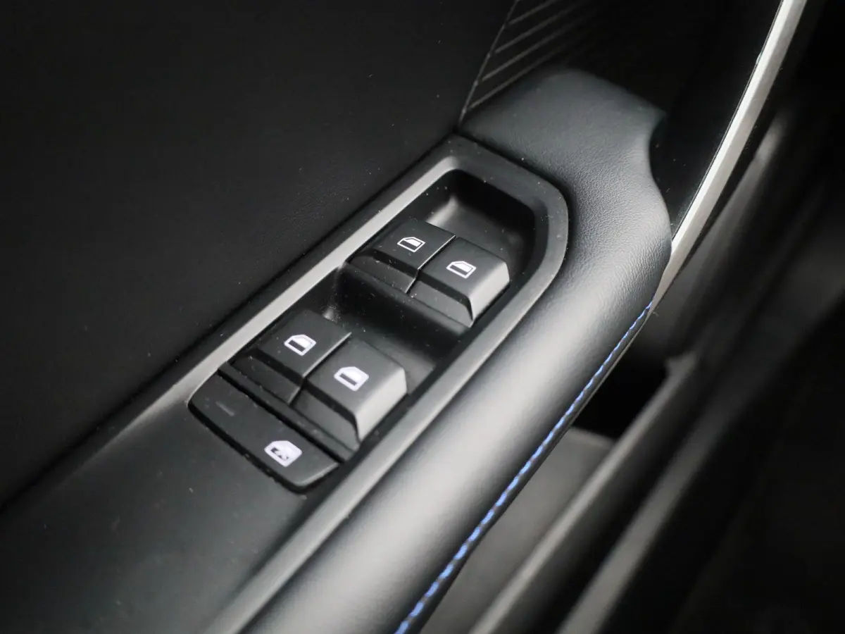 Standard 51 kWh | Navigatie | Apple Carplay / Android Auto | Stoel/Stuur verwarming | Virtual Cockpit | Parkeersensoren | Climate Control |