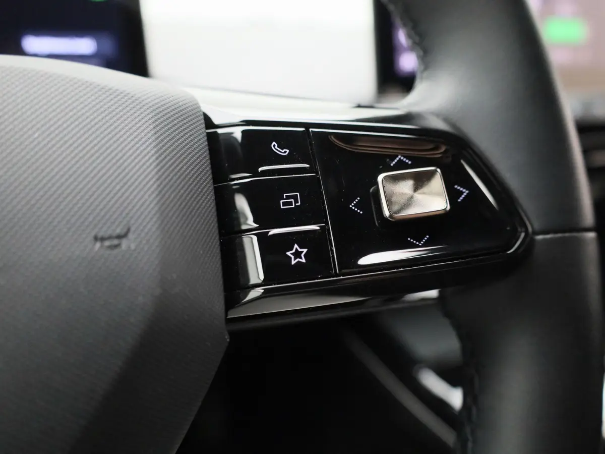 Standard 51 kWh | Navigatie | Apple Carplay / Android Auto | Stoel/Stuur verwarming | Virtual Cockpit | Parkeersensoren | Climate Control |