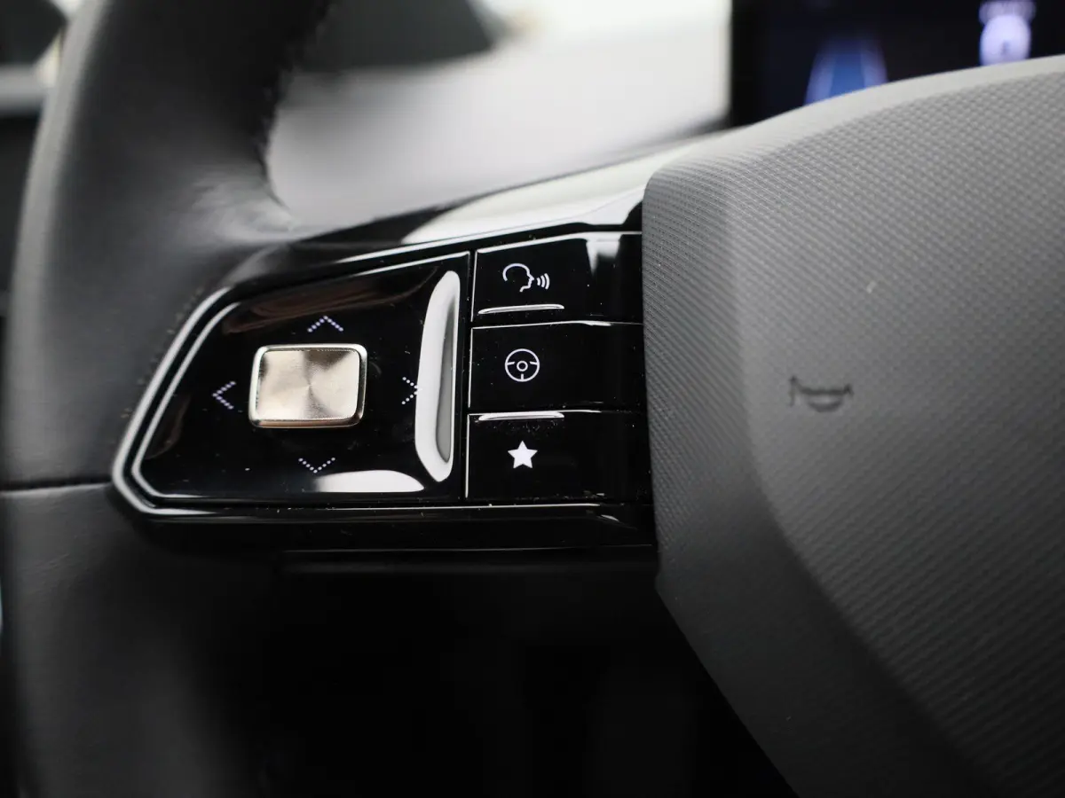 Standard 51 kWh | Navigatie | Apple Carplay / Android Auto | Stoel/Stuur verwarming | Virtual Cockpit | Parkeersensoren | Climate Control |