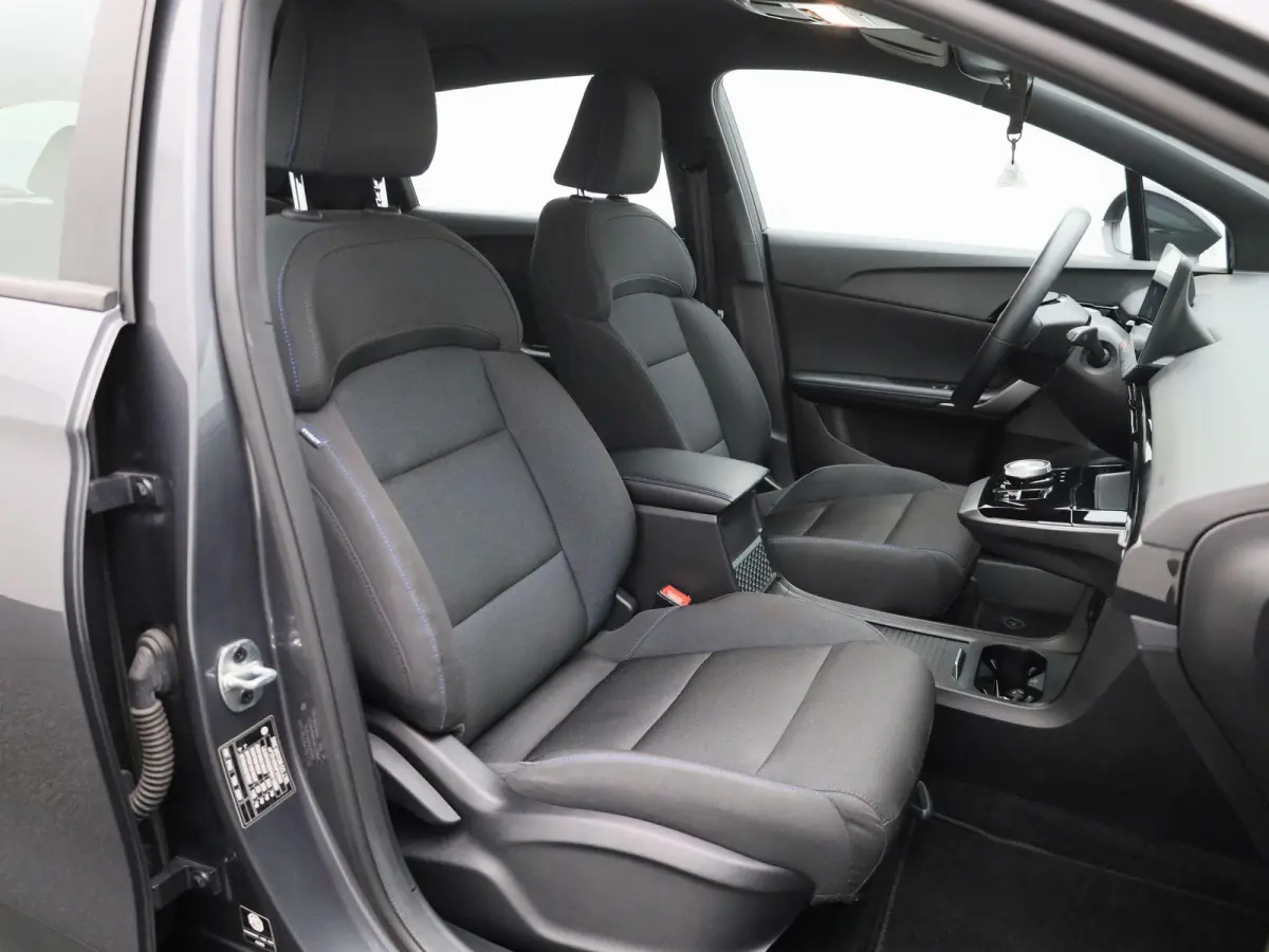 Standard 51 kWh | Navigatie | Apple Carplay / Android Auto | Stoel/Stuur verwarming | Virtual Cockpit | Parkeersensoren | Climate Control |