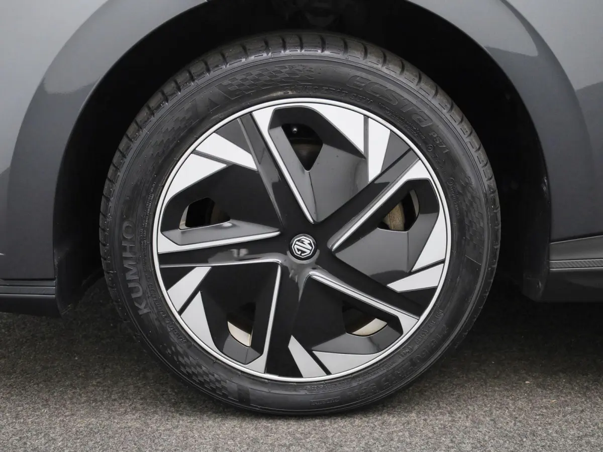 Standard 51 kWh | Navigatie | Apple Carplay / Android Auto | Stoel/Stuur verwarming | Virtual Cockpit | Parkeersensoren | Climate Control |
