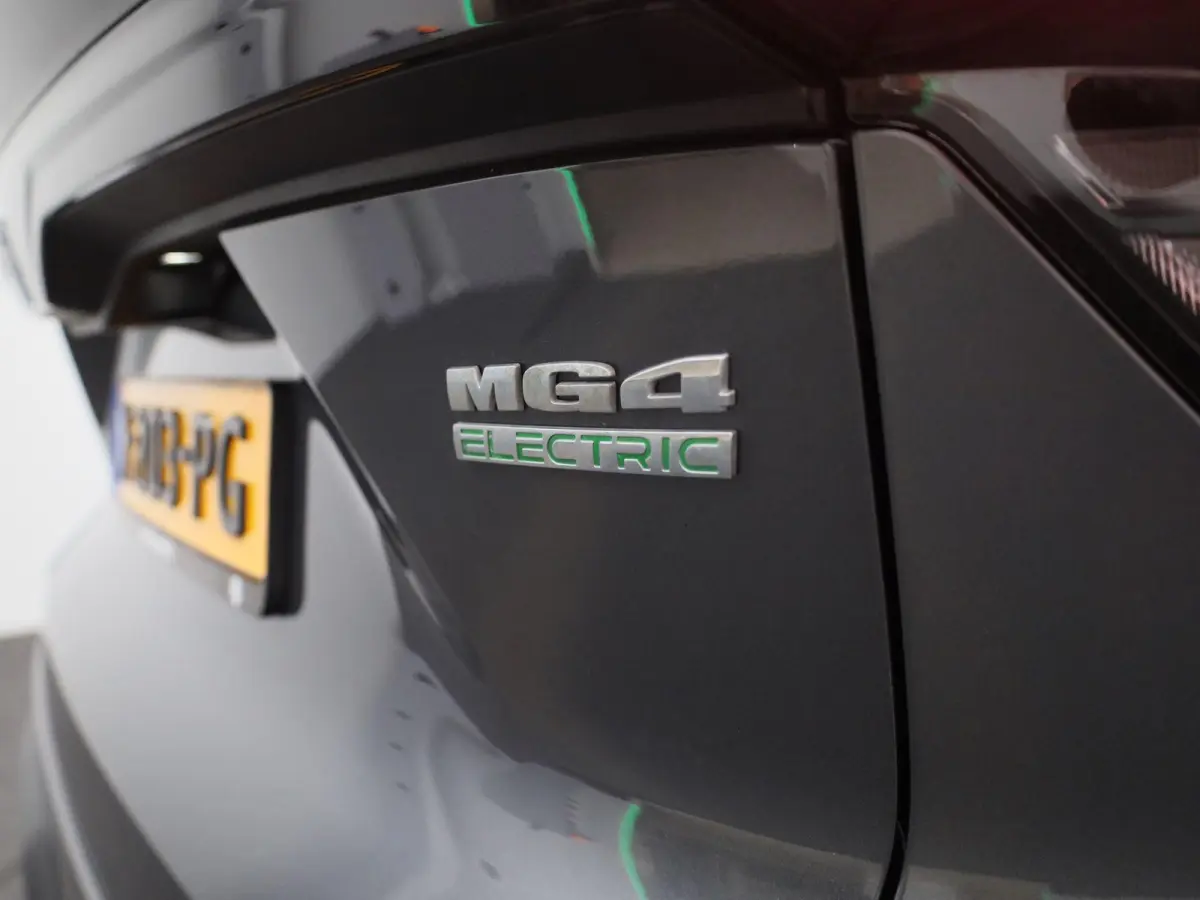 Standard 51 kWh | Navigatie | Apple Carplay / Android Auto | Stoel/Stuur verwarming | Virtual Cockpit | Parkeersensoren | Climate Control |