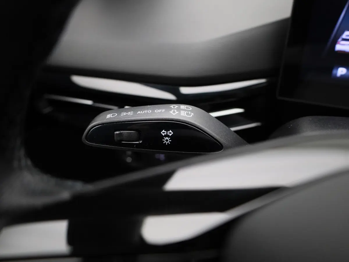 Standard 51 kWh | Navigatie | Apple Carplay / Android Auto | Stoel/Stuur verwarming | Virtual Cockpit | Parkeersensoren | Climate Control |