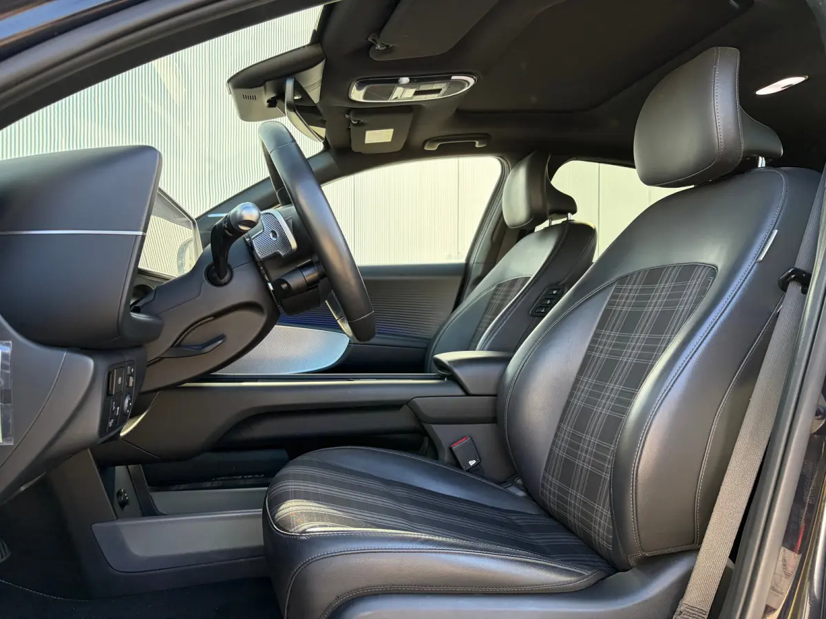 First Edition AWD 77.4 kWh | Stoelverwarming voor en achter | Apple Carplay/Android Auto | Navigatie | Cruise control adaptief | Panoramadak |