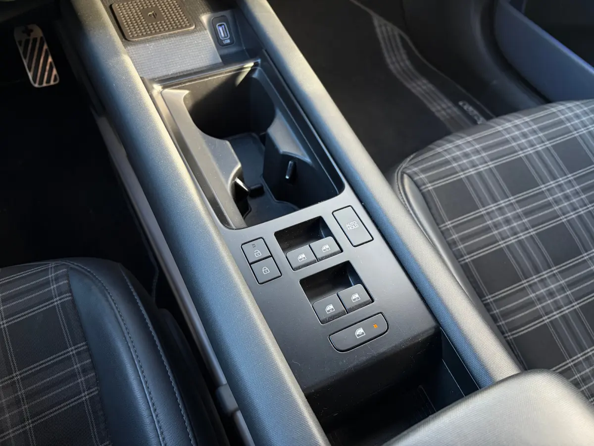 First Edition AWD 77.4 kWh | Stoelverwarming voor en achter | Apple Carplay/Android Auto | Navigatie | Cruise control adaptief | Panoramadak |