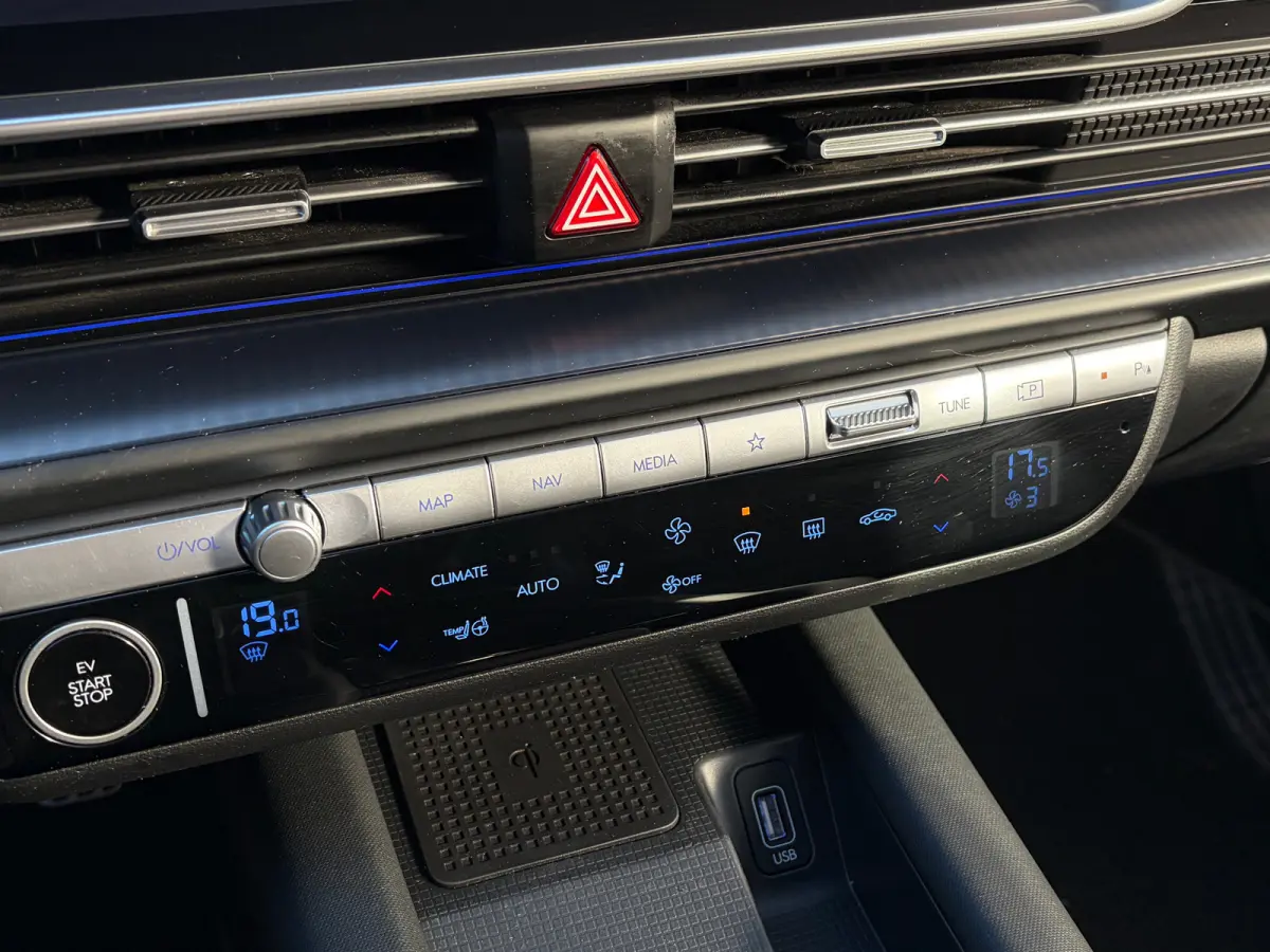 First Edition AWD 77.4 kWh | Stoelverwarming voor en achter | Apple Carplay/Android Auto | Navigatie | Cruise control adaptief | Panoramadak |
