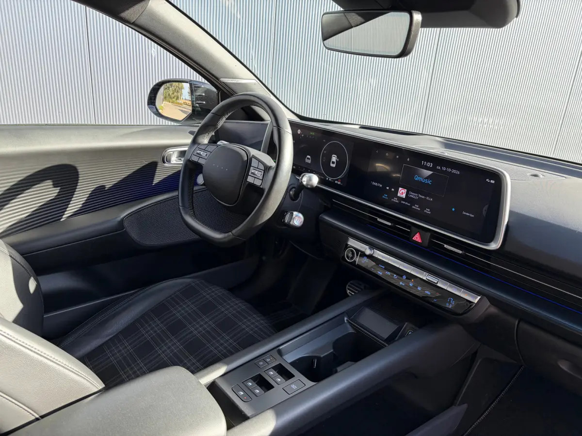 First Edition AWD 77.4 kWh | Stoelverwarming voor en achter | Apple Carplay/Android Auto | Navigatie | Cruise control adaptief | Panoramadak |